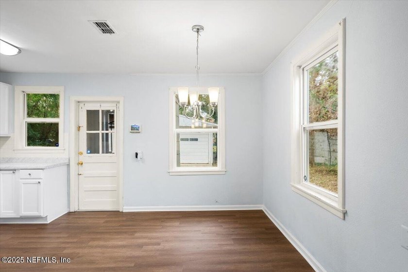 Move-In Ready, freshly updated Jacksonville Home. Seller is - photo 8
