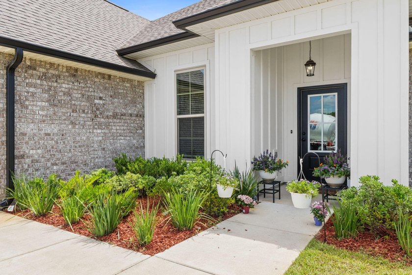 Welcome to this charming coastal cottage in the desirable - photo 3