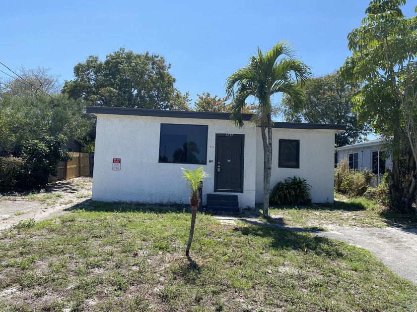 Dont miss out on this amazing deal! Move in ready, just needs a - photo 2