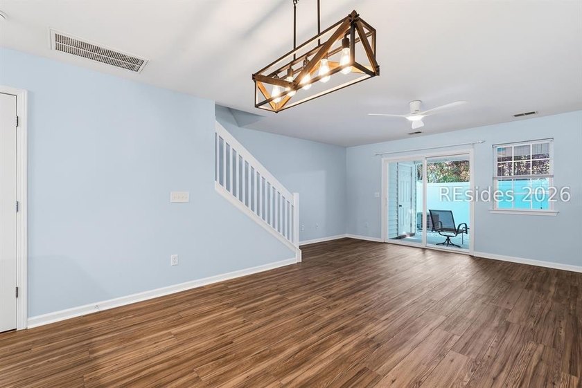 Low-maintenance living with stylish updates and a functional - photo 7