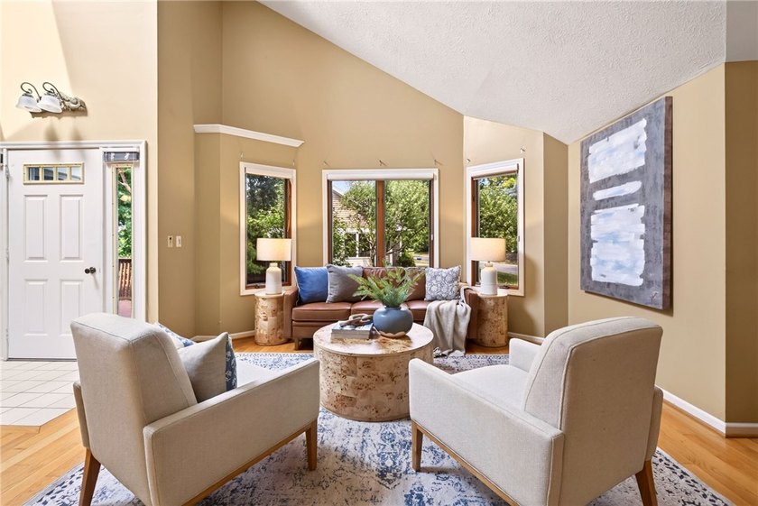 Welcome to 15 Foxborough Lane! This beautifully maintained - photo 12