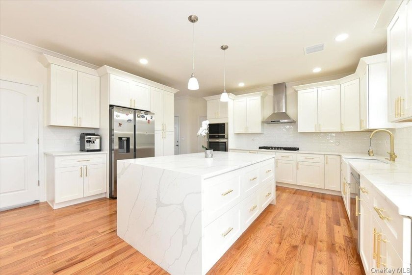 Introducing a meticulously renovated and fully remodeled luxury - photo 13