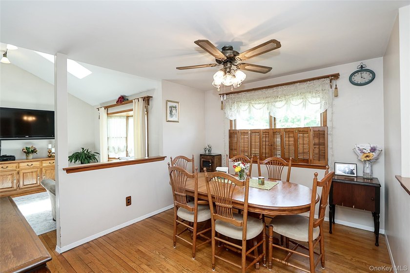 Welcome to this warm and inviting Colonial in the heart of Bay - photo 4