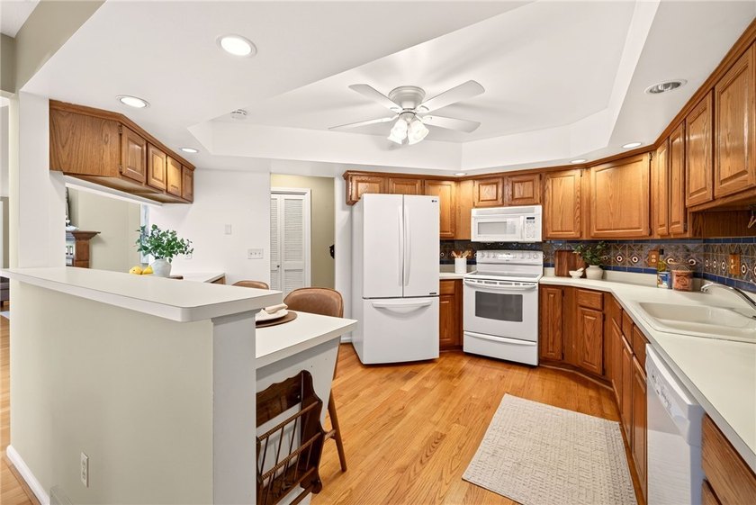 Welcome to 15 Foxborough Lane! This beautifully maintained - photo 23