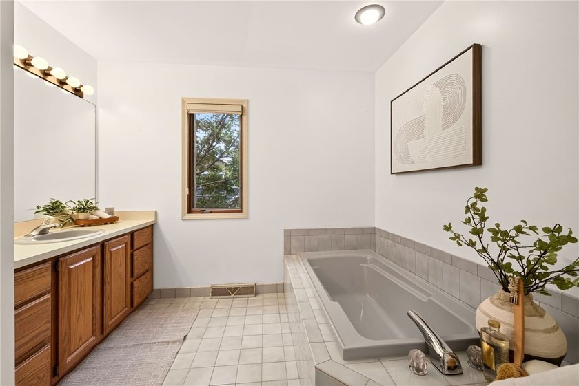 Welcome to 15 Foxborough Lane! This beautifully maintained - photo 27