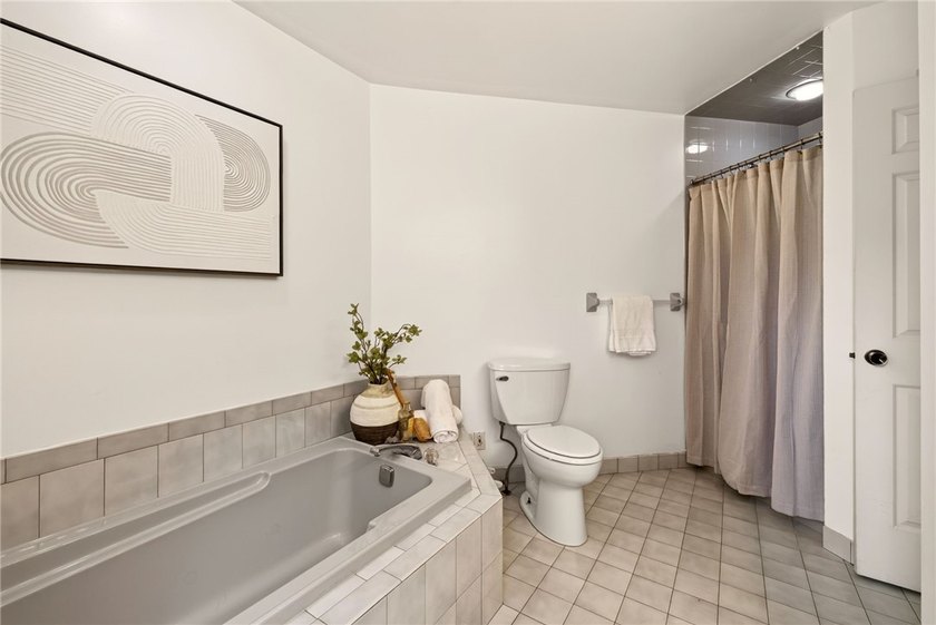 Welcome to 15 Foxborough Lane! This beautifully maintained - photo 28