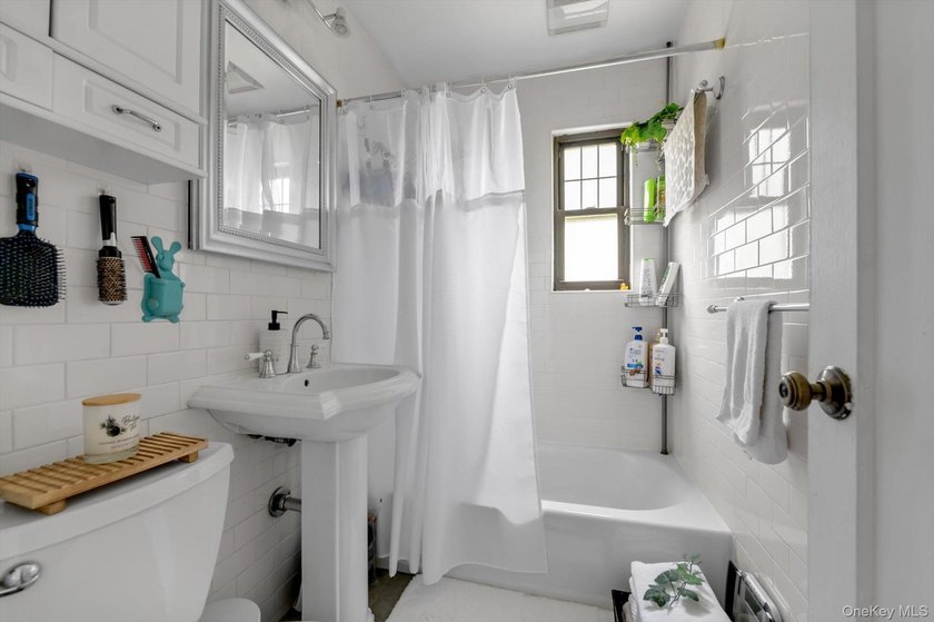 Welcome to Hyde Park in the heart of Kew Gardens Hills! This - photo 10