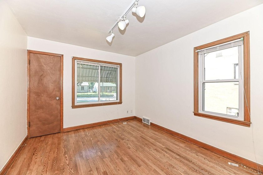 Welcome home to this beautifully updated 3 BDRM, 2-bath - photo 17