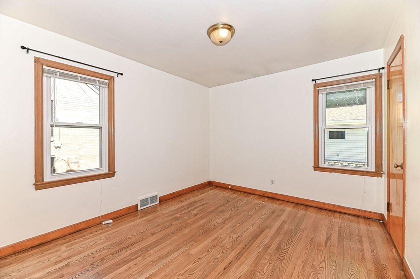 Welcome home to this beautifully updated 3 BDRM, 2-bath - photo 18