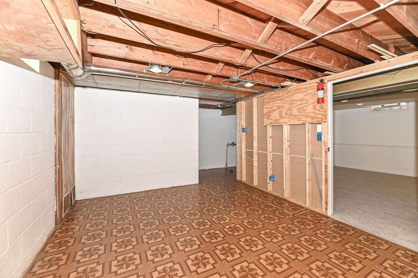Welcome home to this beautifully updated 3 BDRM, 2-bath - photo 23