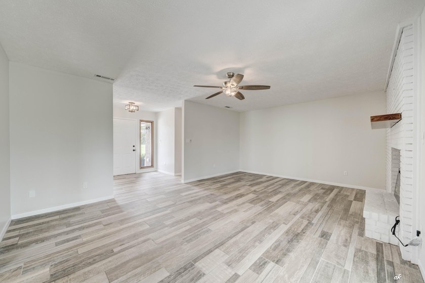 Welcome to 12302 Country Club Drive in the desirable Sandy Creek - photo 6