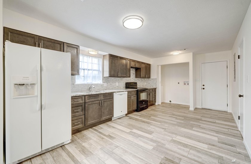Welcome to 12302 Country Club Drive in the desirable Sandy Creek - photo 10