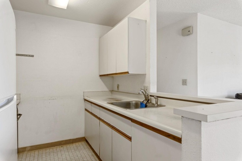 Two bedroom 1.5 bath second floor condo priced to sell in very - photo 8