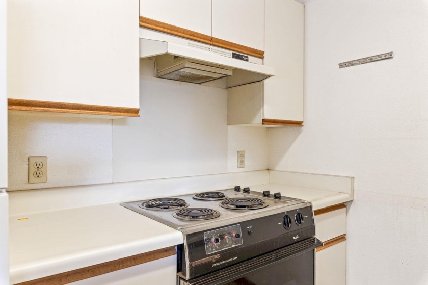 Two bedroom 1.5 bath second floor condo priced to sell in very - photo 9