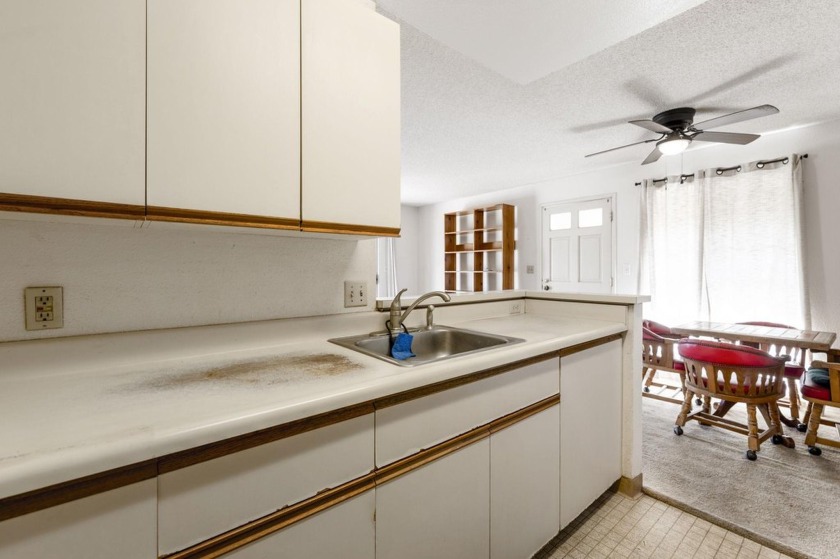 Two bedroom 1.5 bath second floor condo priced to sell in very - photo 10