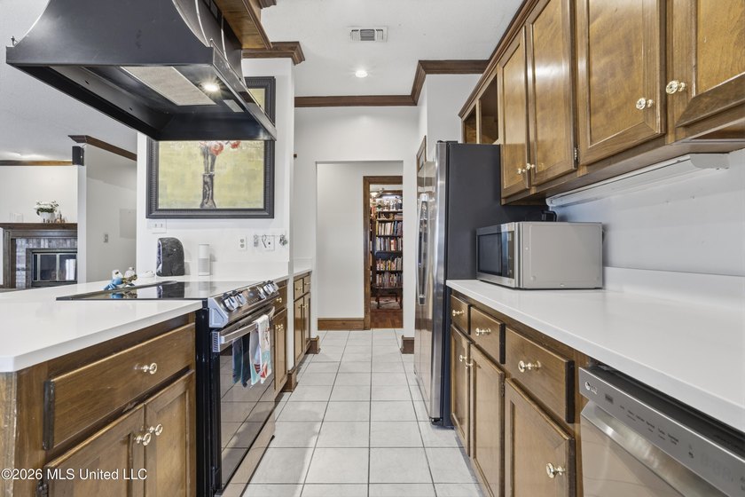 Properties like this with such warmth and character don't come - photo 14