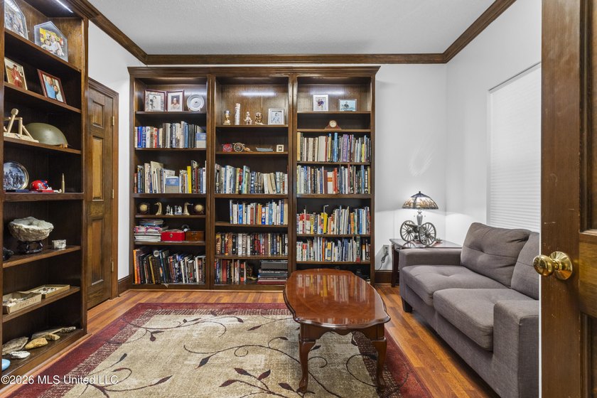 Properties like this with such warmth and character don't come - photo 18