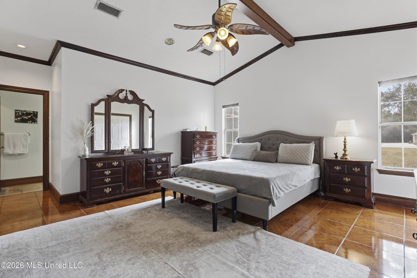 Properties like this with such warmth and character don't come - photo 20