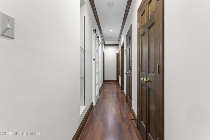 Properties like this with such warmth and character don't come - photo 27