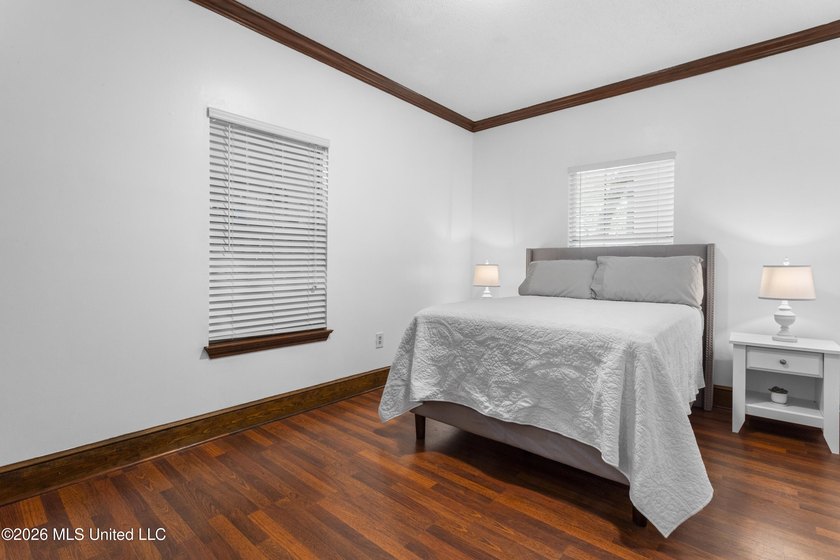 Properties like this with such warmth and character don't come - photo 31