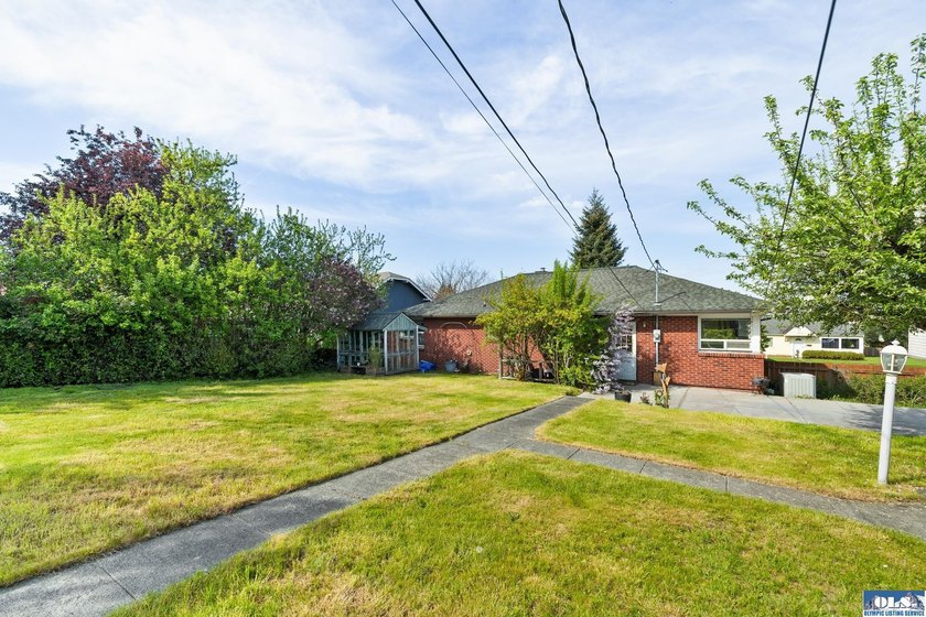 This Classic Cherry Hill home is a delight! Great layout with - photo 36