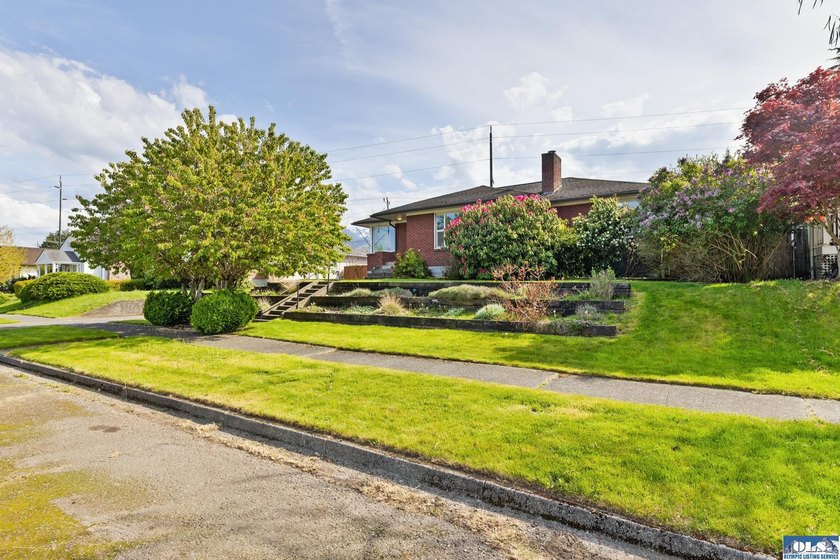 This Classic Cherry Hill home is a delight! Great layout with - photo 44