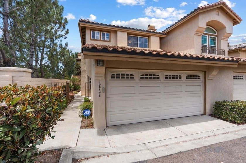 Rare opportunity to own a beautifully updated end unit townhome - photo 2