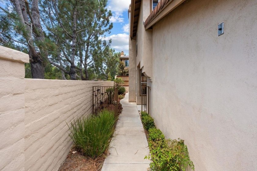 Rare opportunity to own a beautifully updated end unit townhome - photo 5