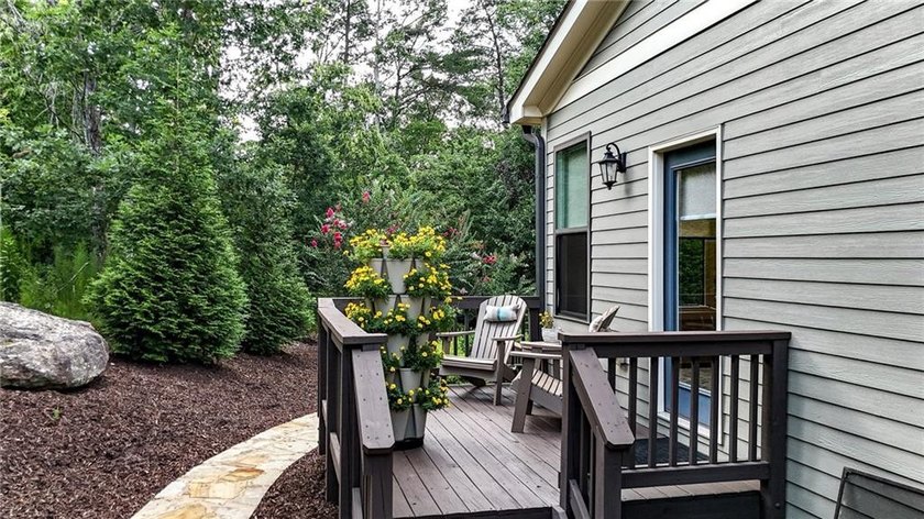 Welcome to your private retreat in the prestigious, gated Lake - photo 5