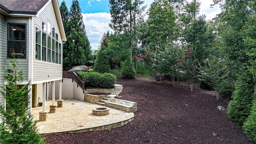 Welcome to your private retreat in the prestigious, gated Lake - photo 8