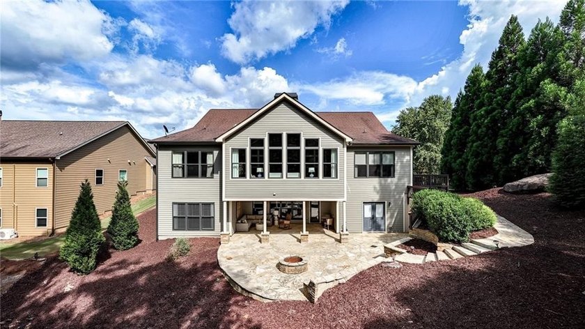 Welcome to your private retreat in the prestigious, gated Lake - photo 9