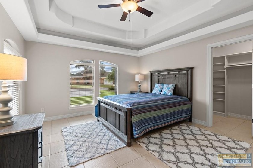 Beautiful custom-built 3BR/3.5BA lakeside home in the South - photo 6