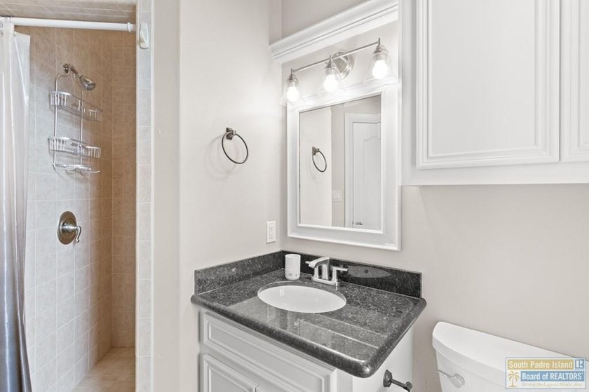 Beautiful custom-built 3BR/3.5BA lakeside home in the South - photo 7