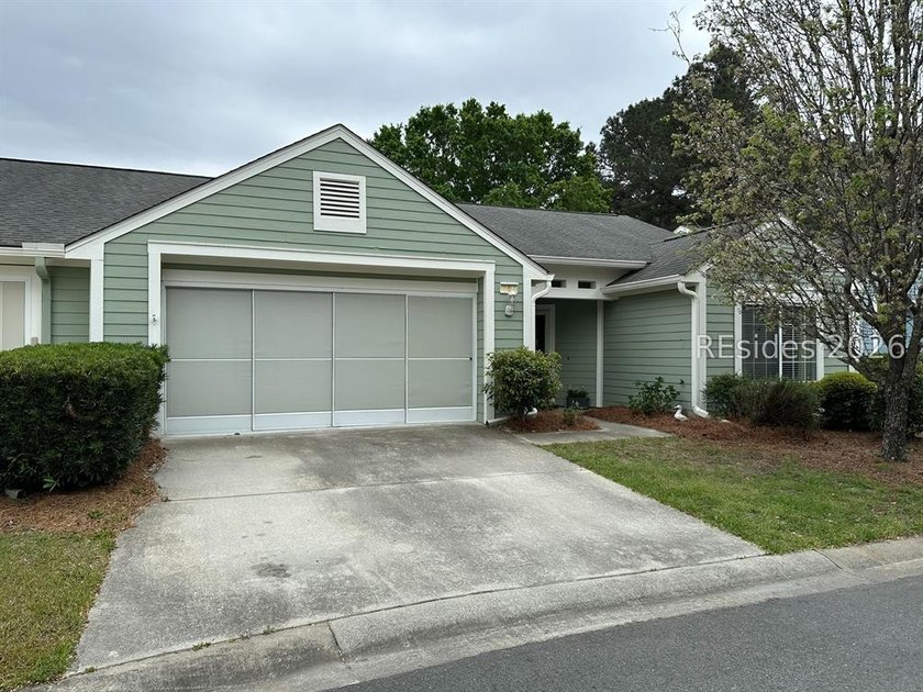Nestled on a quite cul-de-sac, this sunny two bedroom, two bath - photo 2