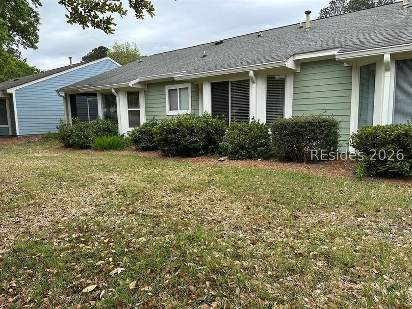 Nestled on a quite cul-de-sac, this sunny two bedroom, two bath - photo 4