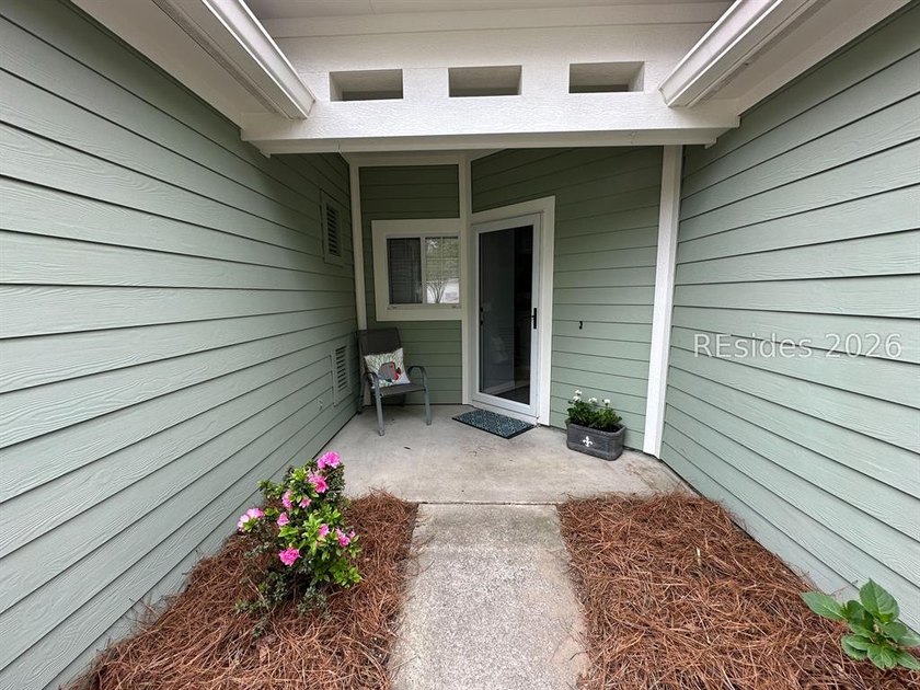 Nestled on a quite cul-de-sac, this sunny two bedroom, two bath - photo 5