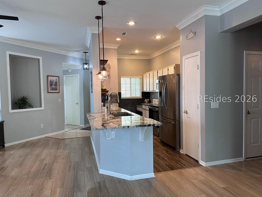 Nestled on a quite cul-de-sac, this sunny two bedroom, two bath - photo 7
