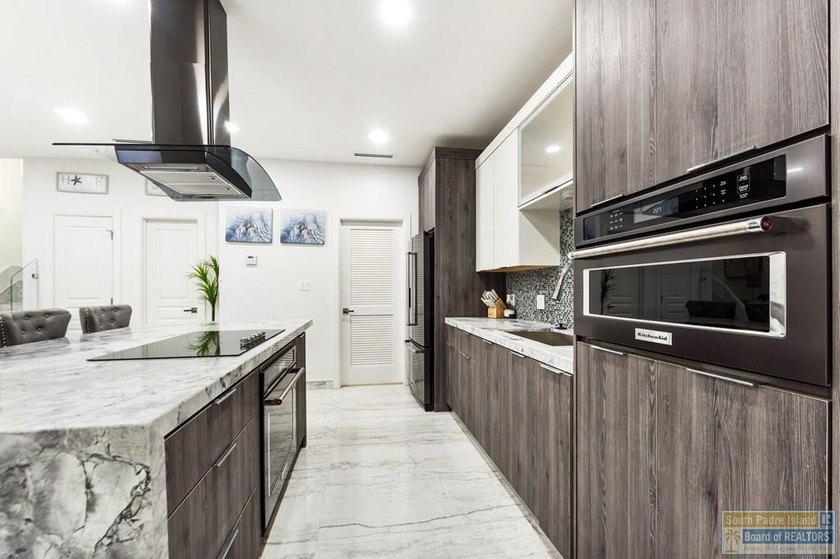 Beautiful two-story property offering 3 bedrooms and 2.5 baths - photo 7