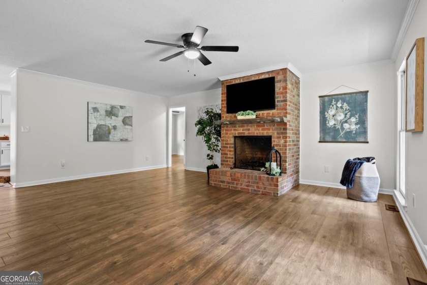 Welcome to 410 Arliss Drive - a beautifully renovated 3 bedroom - photo 8