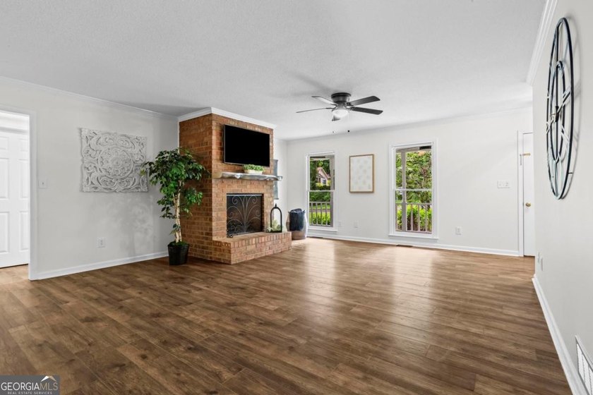 Welcome to 410 Arliss Drive - a beautifully renovated 3 bedroom - photo 9