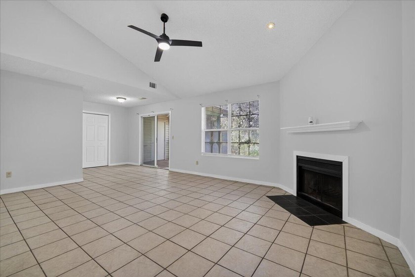 Welcome to this spacious unit located in the heart of North - photo 4
