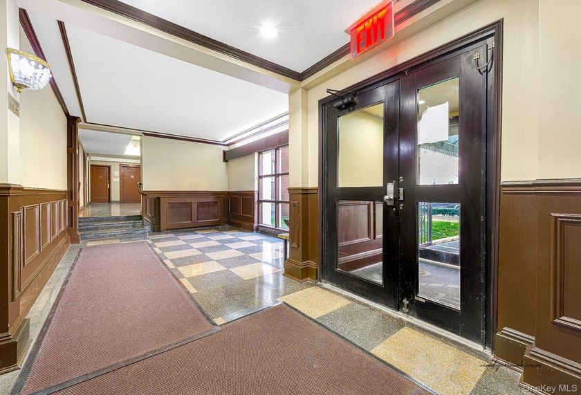 Prime Location - Spacious 1 Bedroom with Southern Exposure, Low - photo 2