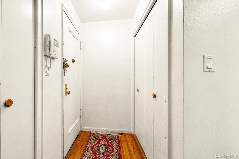 Prime Location - Spacious 1 Bedroom with Southern Exposure, Low - photo 3