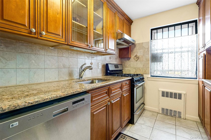 Prime Location - Spacious 1 Bedroom with Southern Exposure, Low - photo 7