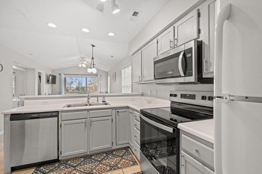 Welcome to this beautifully maintained 2-bedroom, 2-bath third - photo 4