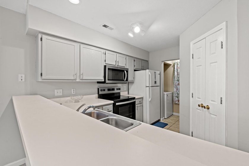 Welcome to this beautifully maintained 2-bedroom, 2-bath third - photo 5