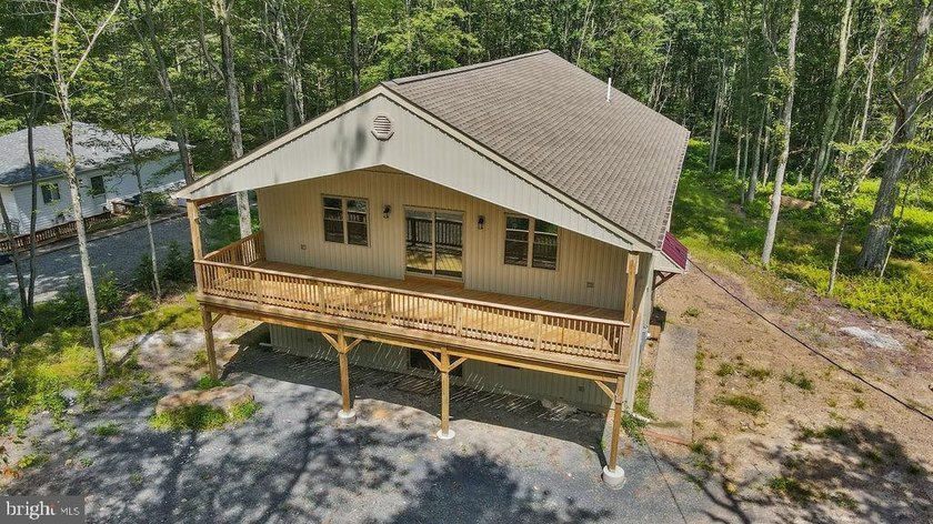 Custom-built 3-bedroom, 2.5 bath 2-story in the Pocono Mountain - photo 3