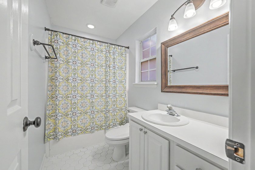 Welcome to this super cute 3-bedroom, 2-bathroom home perfectly - photo 21