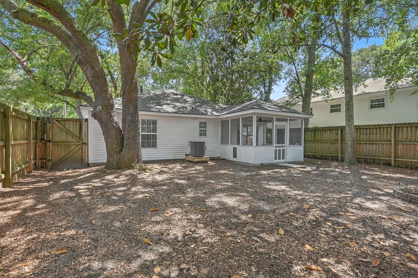 Welcome to this super cute 3-bedroom, 2-bathroom home perfectly - photo 31