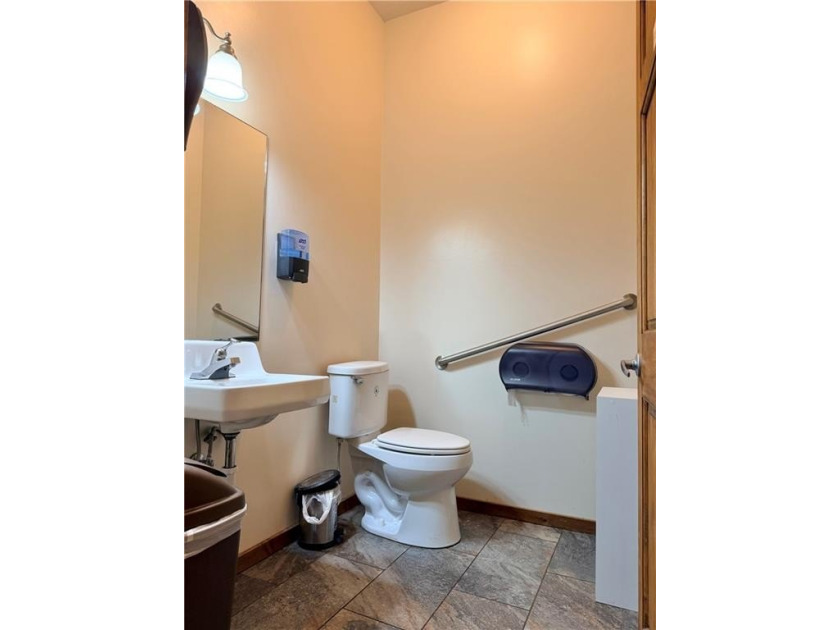 Turn-Key Restaurant &amp; Lounge Opportunity in Northwest Missouri! - photo 33